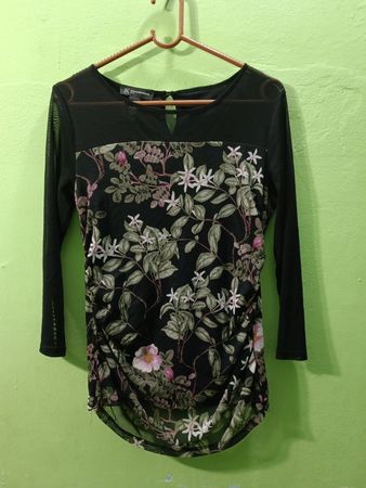 INC International Concepts Petite Schwarzes Blumen-Mesh-Oberteil mit langen Ärmeln