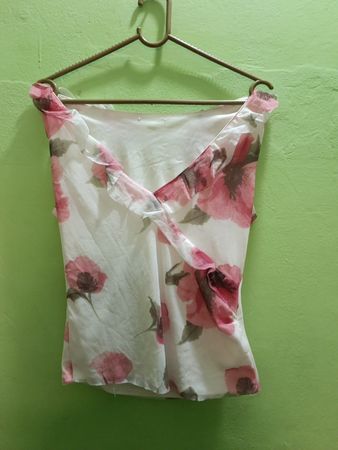 Ärmelloses Oberteil mit weißem Blumenmuster