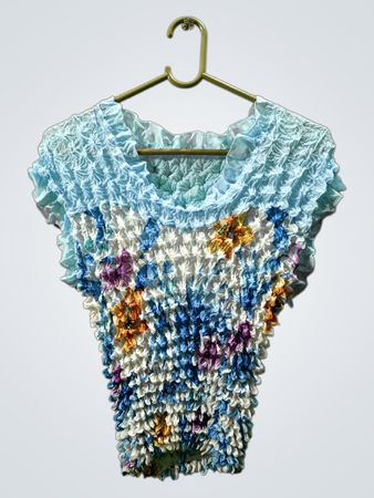 Blaues und weißes, floral strukturiertes Top