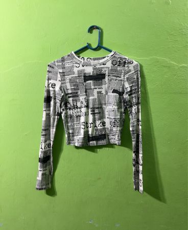 Langärmliges Mesh-Crop-Top mit „Strike Off“-Zeitungsprint