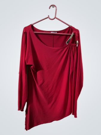 Rotes langärmeliges asymmetrisches Oberteil