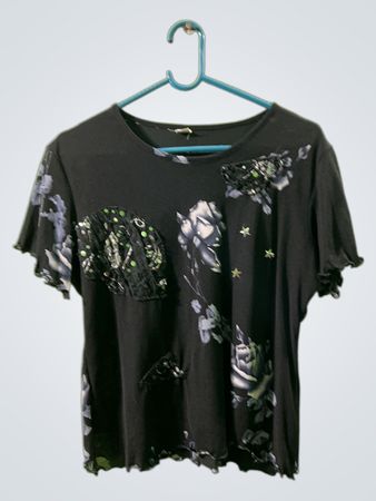 Schwarzes T-Shirt mit Rosenprint