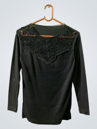 Schwarzes Langarmoberteil mit Spitzeneinsatz am Halsausschnitt