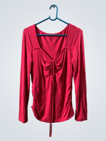 Rotes gerafftes Langarmshirt