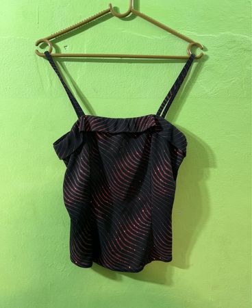 HAPEL schwarzes Top mit roten Glitzerwellen