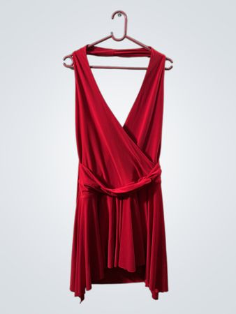 Rotes Neckholder-Wickelkleid