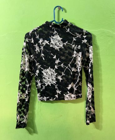 Schwarzes, florales Spitzen-Crop-Top mit Stehkragen und langen Ärmeln