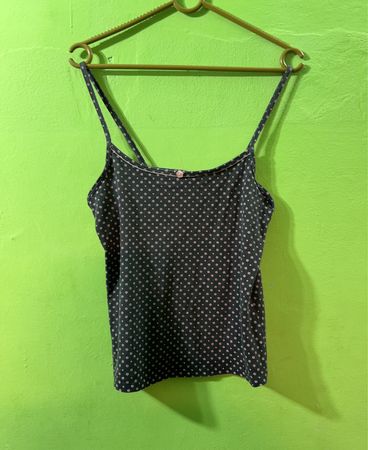Dunkelgraues Trägertop mit rosa Polka-Dots