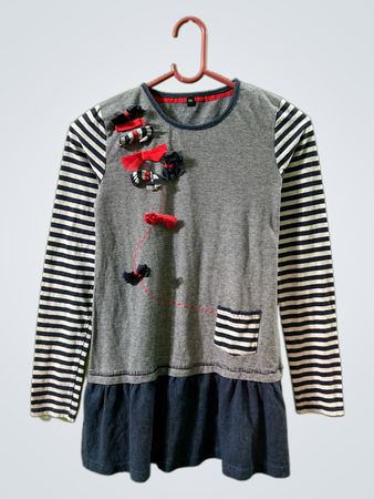 Langärmeliges gestreiftes Kleid mit Jeansrock
