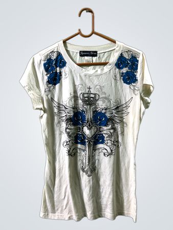 Appropriate Behavior weißes T-Shirt mit blauen Rosen und Kreuzgrafik
