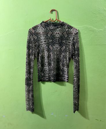 Snake-Print-Mesh-Mock-Neck-Langarm-Cropped-Top