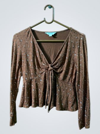 Braunes geblümtes Top mit Knoten vorne und Peplum-Saum