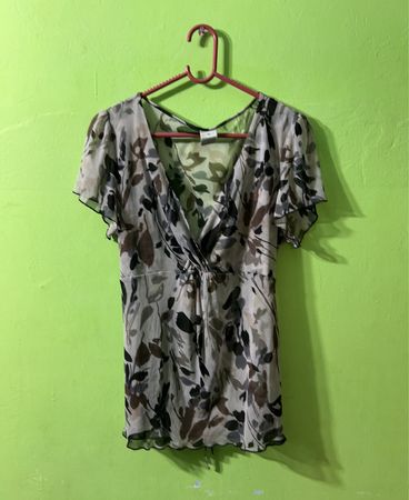 Solutions Women's Sheer Floral Print V-Neck Top Size 16

