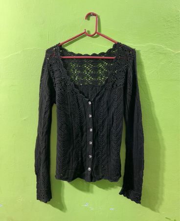 Schwarze gehäkelte Strickjacke