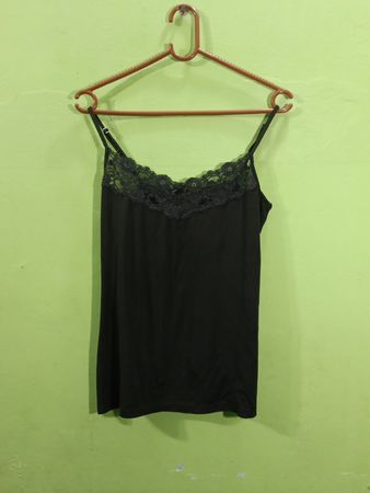Schwarzes Croptop mit Spitzenbesatz