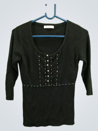 Schwarzes Top mit Verzierungen