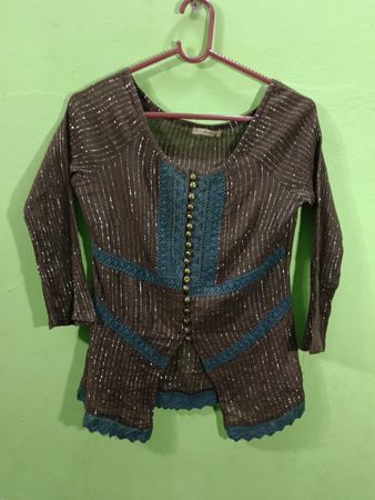 Jadison Brown gestreifte Bluse mit blauem Häkelbesatz