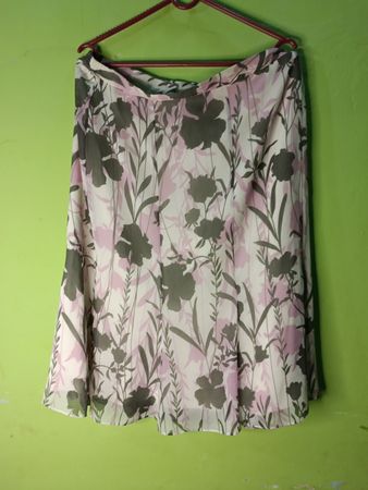 UN JOUR AILLEURS Floral Print Midirock