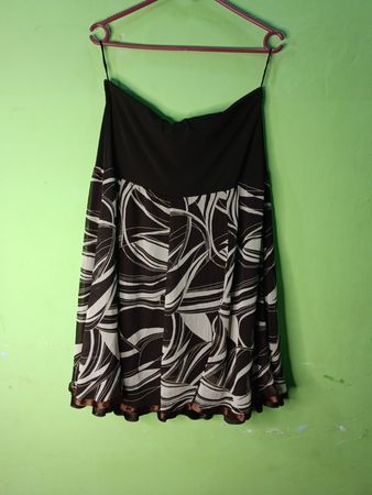 Trägerloses Maxikleid mit abstraktem Muster
