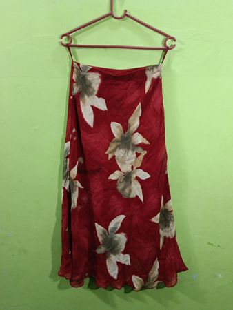 Roter Blumenrock