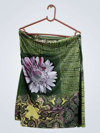Grüner Rock mit Blumen- und Paisley-Muster
