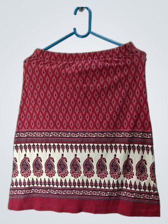 BOYSEN'S Rock mit rotem Paisley-Muster