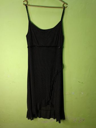 Schwarzes Midikleid mit weißen Polka-Dots und Rüschensaum