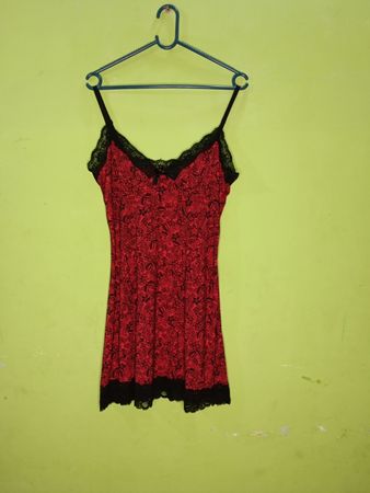 Rotes und schwarzes Slipkleid mit floraler Spitzenborte