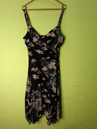 suzanne grae schwarze Midikleid mit Blumenmuster