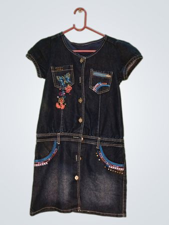 Jeanskleid mit Schmetterlingsapplikation