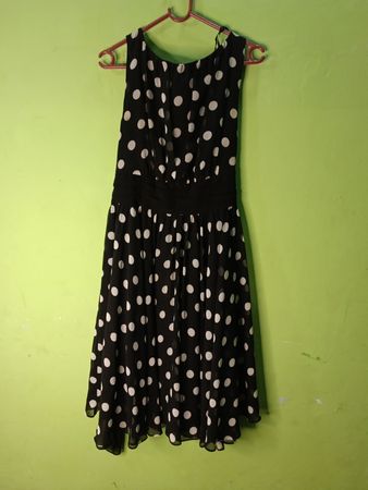 Schwarzes Kleid mit Tupfenmuster