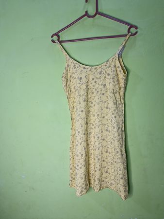Gelbes Slipkleid mit Blumenmuster