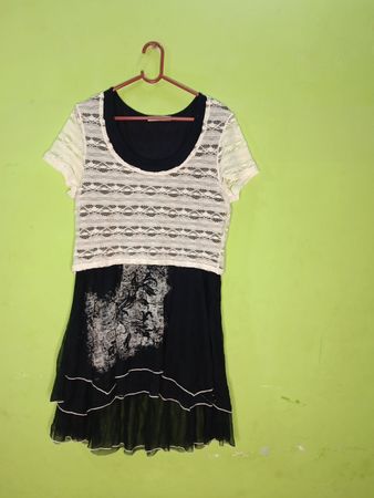 ARMAND THIERY Damen schwarzes Kleid mit weißer Spitze-Überlagerung