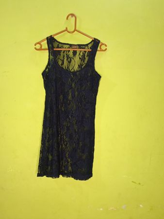 Marineblaues ärmelloses Spitzenkleid