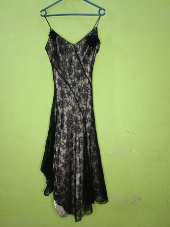 RIMINI Schwarzes Spitzen-Spaghettiträgerkleid