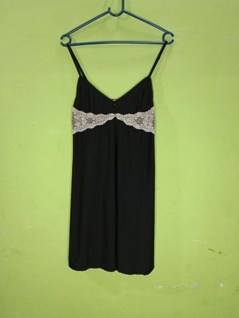 Mainteman schwarzes Slip-Kleid mit Spitzenbesatz