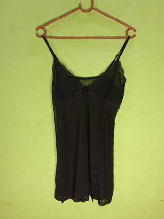 Schwarzes Slipkleid mit Spitzenbesatz