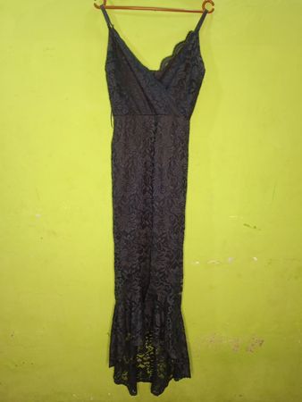 Schwarzes Spitzen-Maxikleid mit Rüschensaum