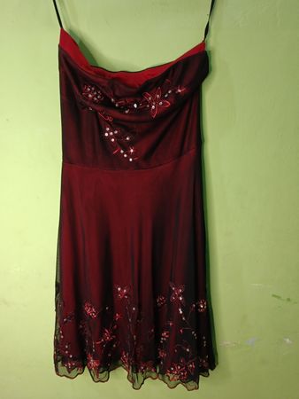 Rotes trägerloses Kleid mit Pailletten