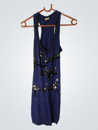 Blaues Tankkleid mit Pailletten- und Kettendetail