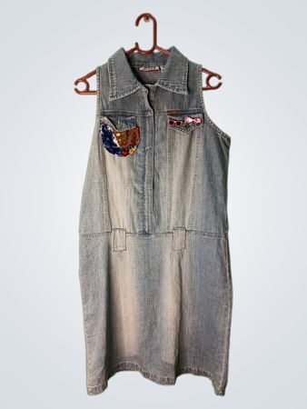 Ärmelloses Jeanskleid mit Sternverzierung