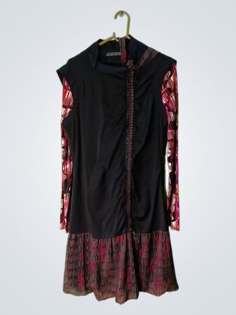 O.K.S Women's Schwarzes Kleid mit bedruckten Ärmeln und Saum