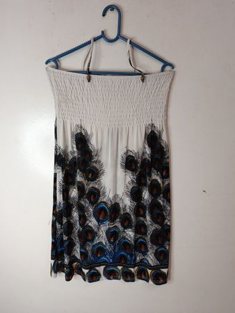 Weißes Kleid mit Pfauenfederdruck