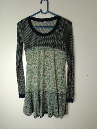 Langärmeliges Kleid mit floralem und geometrischem Muster