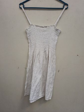 Weißes Kleid mit Raffung und Pailletten
