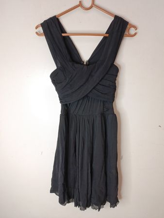 Schwarzes gerafftes Kleid mit Reißverschluss