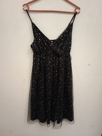 Schwarzes Kleid mit Sternenmuster