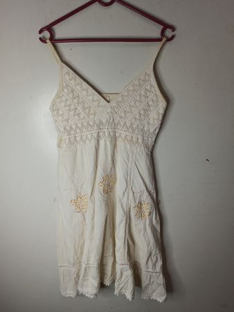 Weißes besticktes Sommerkleid