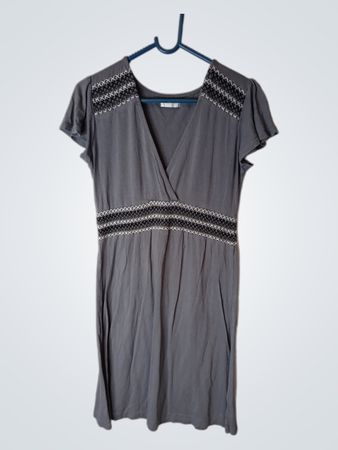 Sutherland Graues Kleid mit dekorativem Taillenband