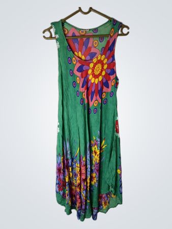 Grünes ärmelloses Kleid mit Blumenmuster